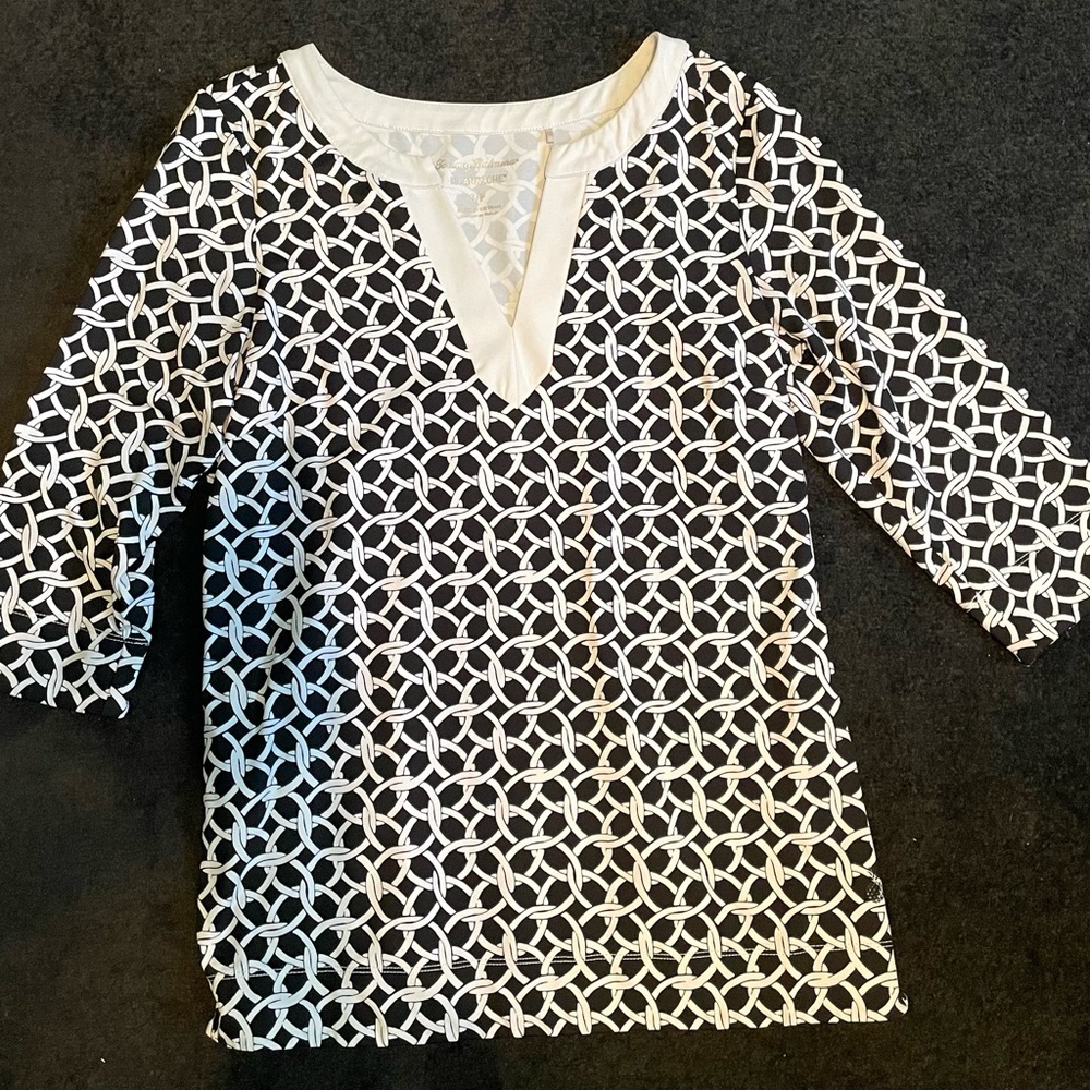 Tommy Bahama - Women's Black and White Geometric SUPER CUTE, stretchy top!
